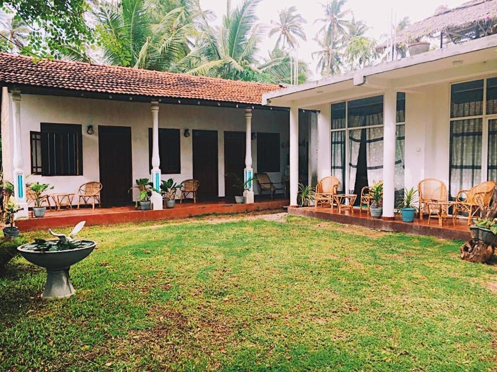 Lotus Surf House Hotel Midigama East Exterior foto